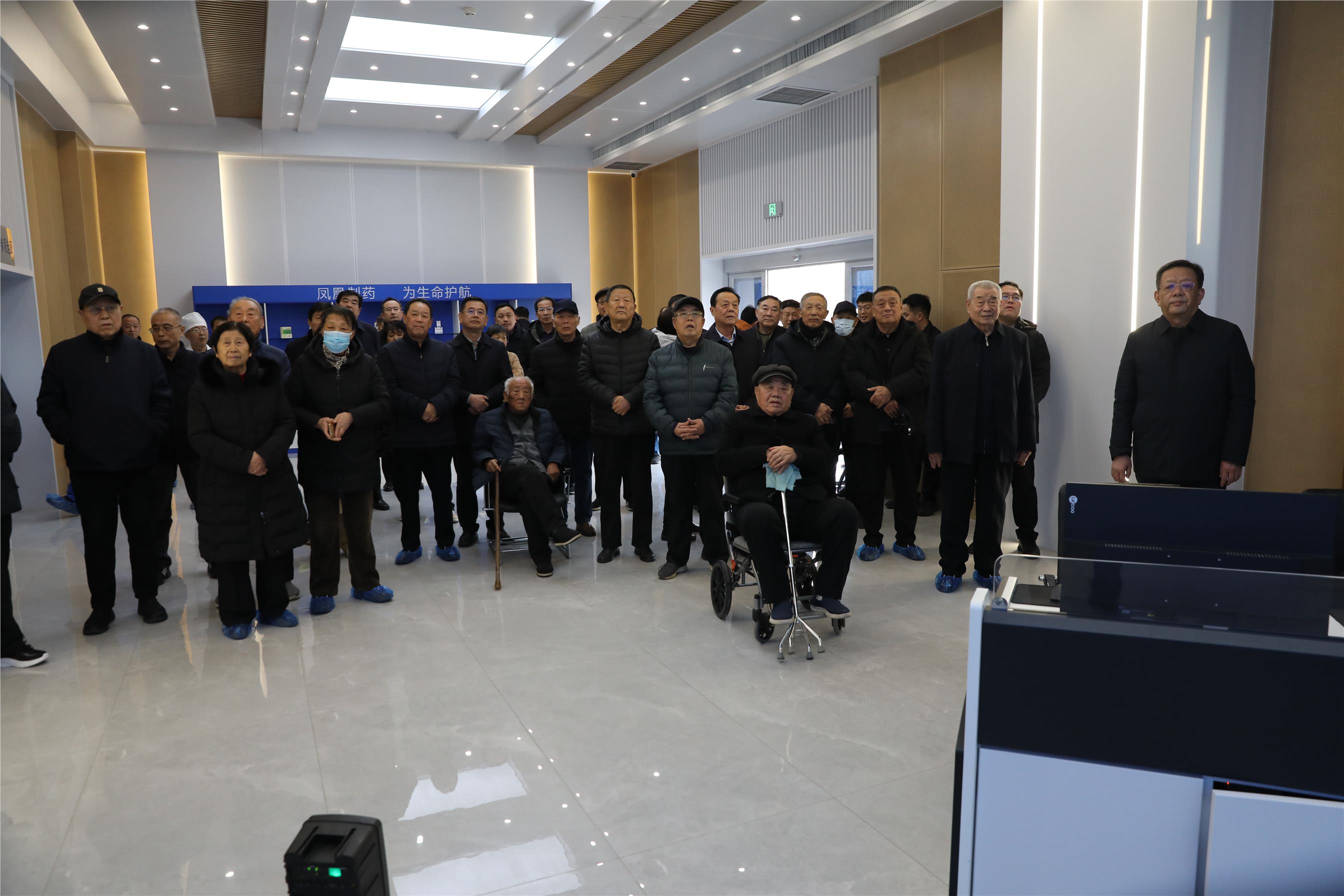 县人大常委会主任胡伟一行来凤凰制药公司调研